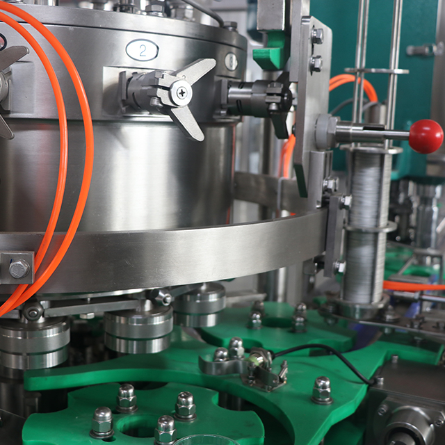 Đ&oacute;ng hộp tốc độ cao Nước tr&aacute;i c&acirc;y tự động Hương vị M&aacute;y l&agrave;m đầy đồ uống c&oacute; ga 