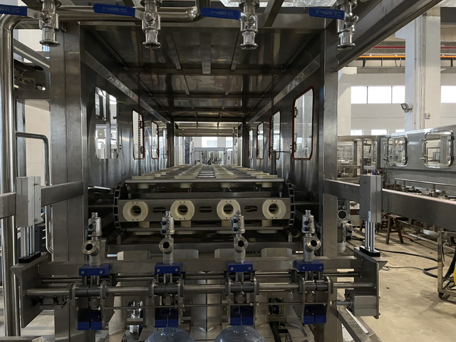 Hệ thống nạp v&agrave; đ&oacute;ng nắp tăng 5 gallon tự động 1200 BPH 