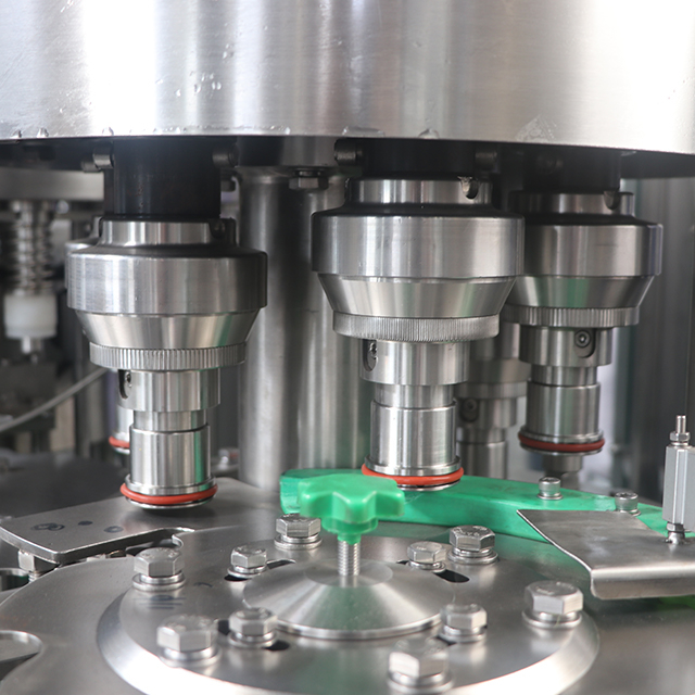 Automaatne pudelivee t&auml;itmisliin Minerli veetootmise tootja PET-pudeli pakkimismasin 